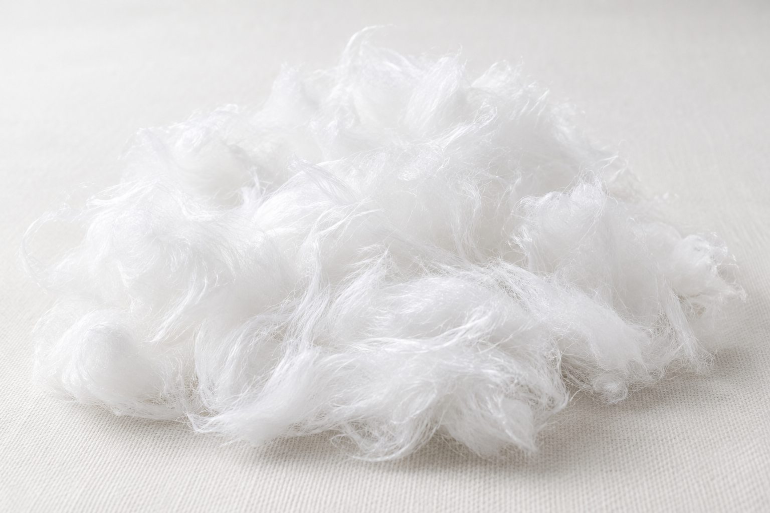Clean garnetted synthetic fibre